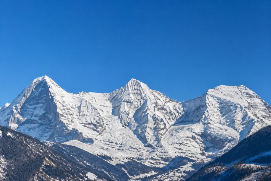 Las cumbres nevadas del Eiger, el Mönch y el Jungfrau alineadas, vistas de frente en un día despejado