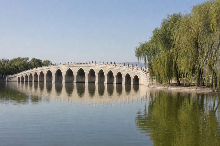 El Puente de los Diecisiete Arcos del Palacio de Verano reflejado en las aguas en calma del lago Kunming