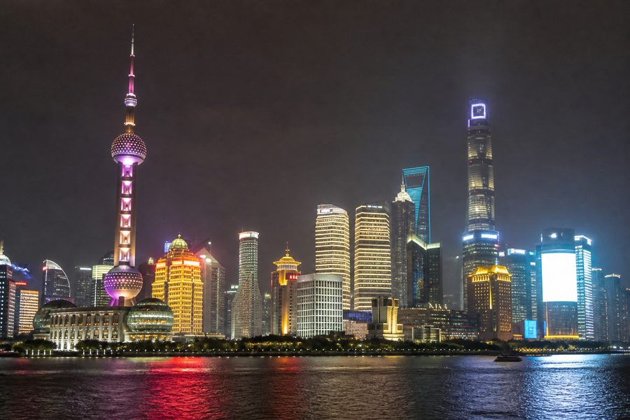 Los rascacielos iluminados de Pudong al otro lado del río Huangpu, vistos de noche desde el Bund
