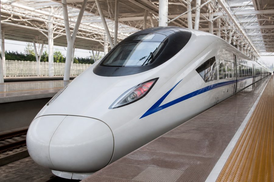 Tren de alta velocidad chino detenido en el andén de una estación moderna