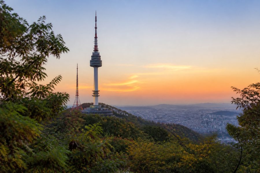 La N Seoul Tower en la cima del monte Namsan, con la ciudad extendiéndose al fondo al atardecer