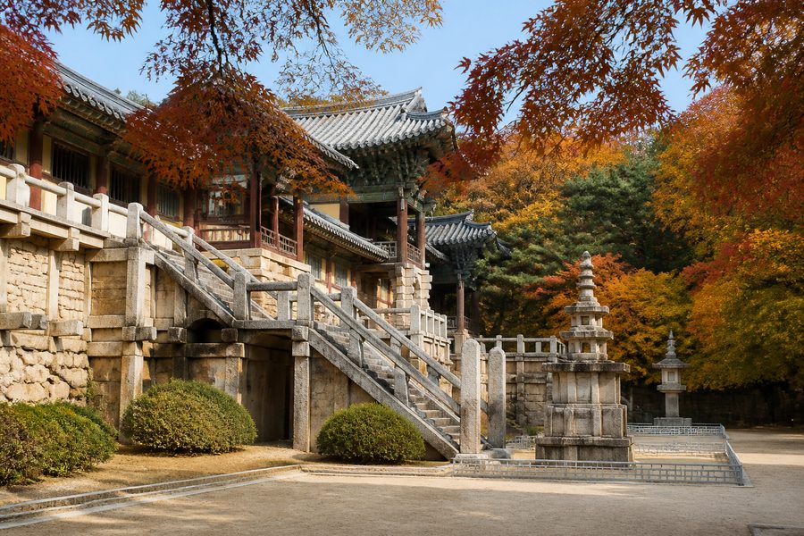 El templo Bulguksa con su escalinata de piedra, pabellones de madera y pagodas, rodeado de arces en otoño