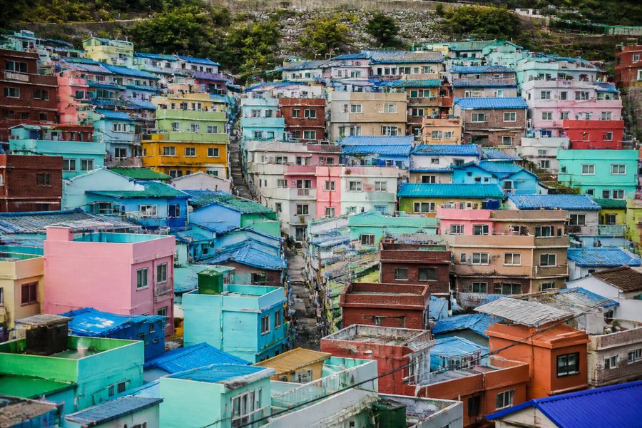 Casas de colores vivos escalonadas por la ladera del cerro en el barrio de Gamcheon, en Busan