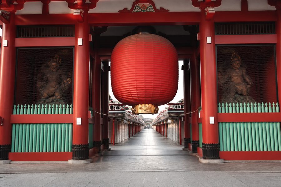 La puerta Kaminarimon del templo Senso-ji, con su gran farol rojo de papel colgando entre columnas rojas
