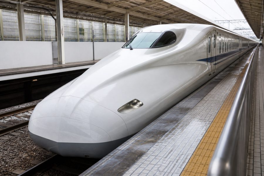 Un tren Shinkansen de morro alargado detenido en el andén de una estación japonesa