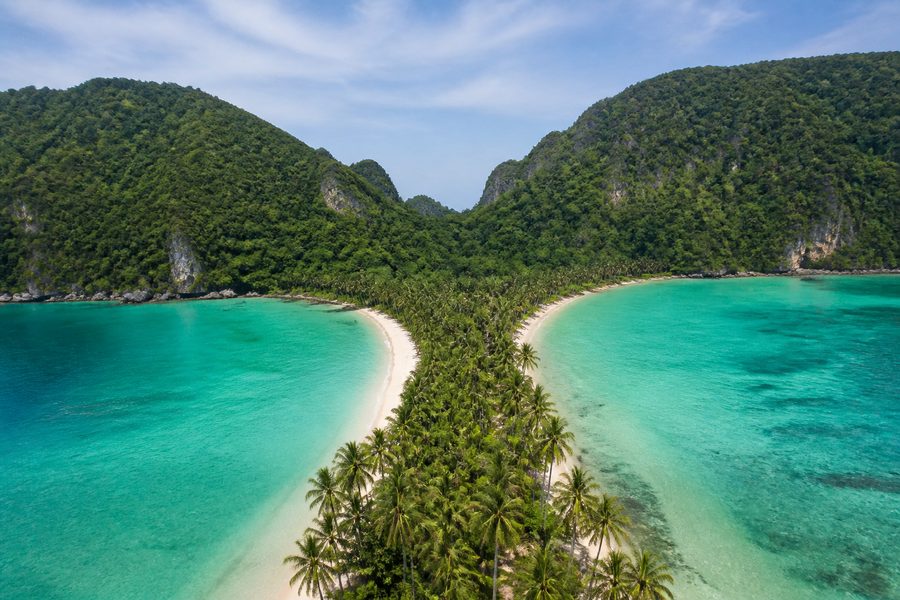 Vista aérea del istmo de Phi Phi Don, con la franja de arena y palmeras entre las dos bahías de agua turquesa