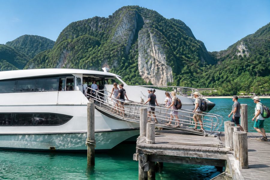 Ferry de pasajeros atracado en el muelle de Koh Phi Phi, con viajeros bajando por la pasarela