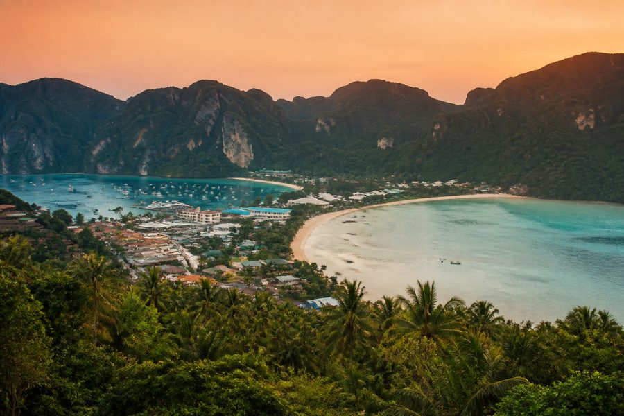 Vista desde el mirador de Phi Phi hacia el istmo, con las dos bahías enfrentadas y el pueblo entre palmeras